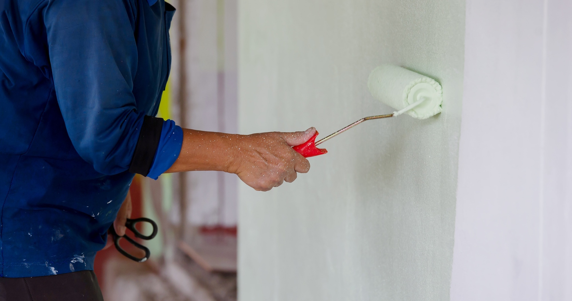 Материалы и методы подготовки стен к поклейке обоев: полное руководство